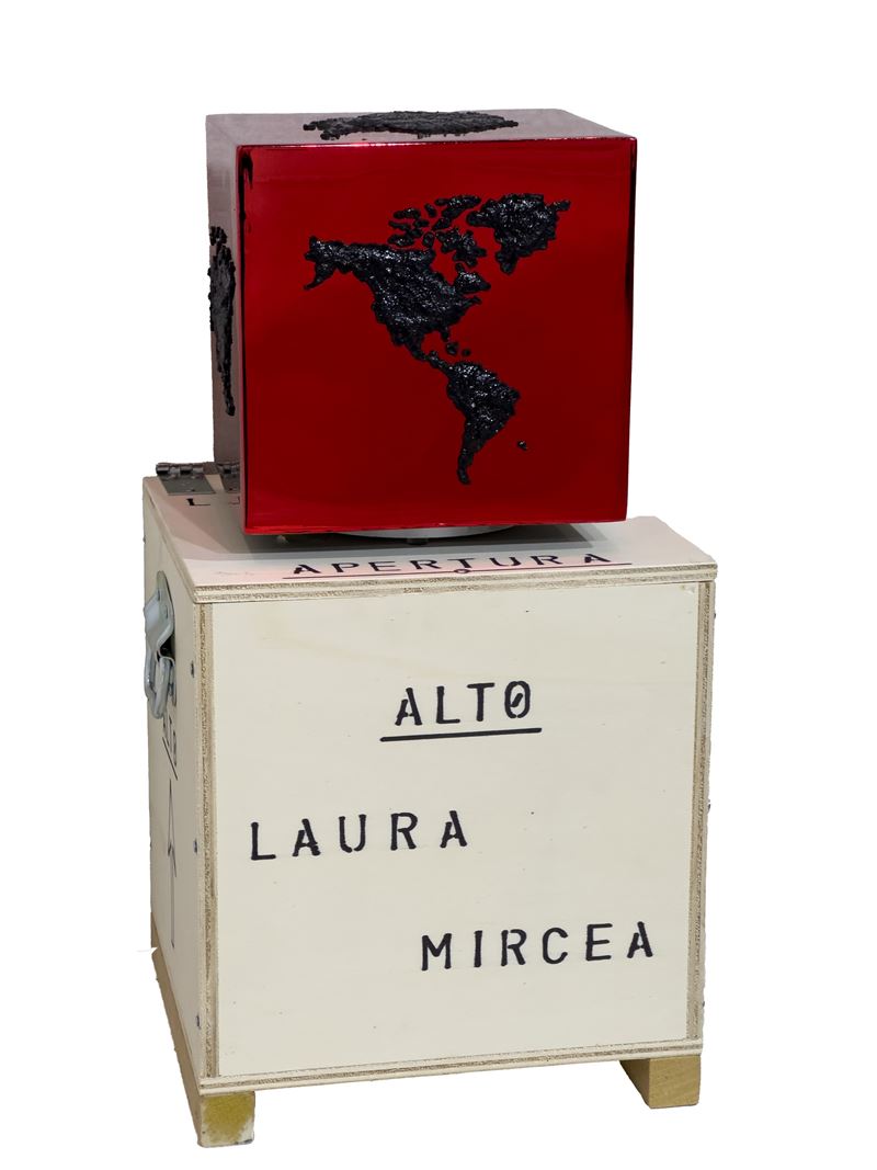 Laura Mircea : Deriva dei continenti  (2024)  - polvere di roccia vulcanica su cubo in alluminio lucidato - Asta Trasmissione Arte Moderna e Contemporanea - Arte Investimenti - investire con arte