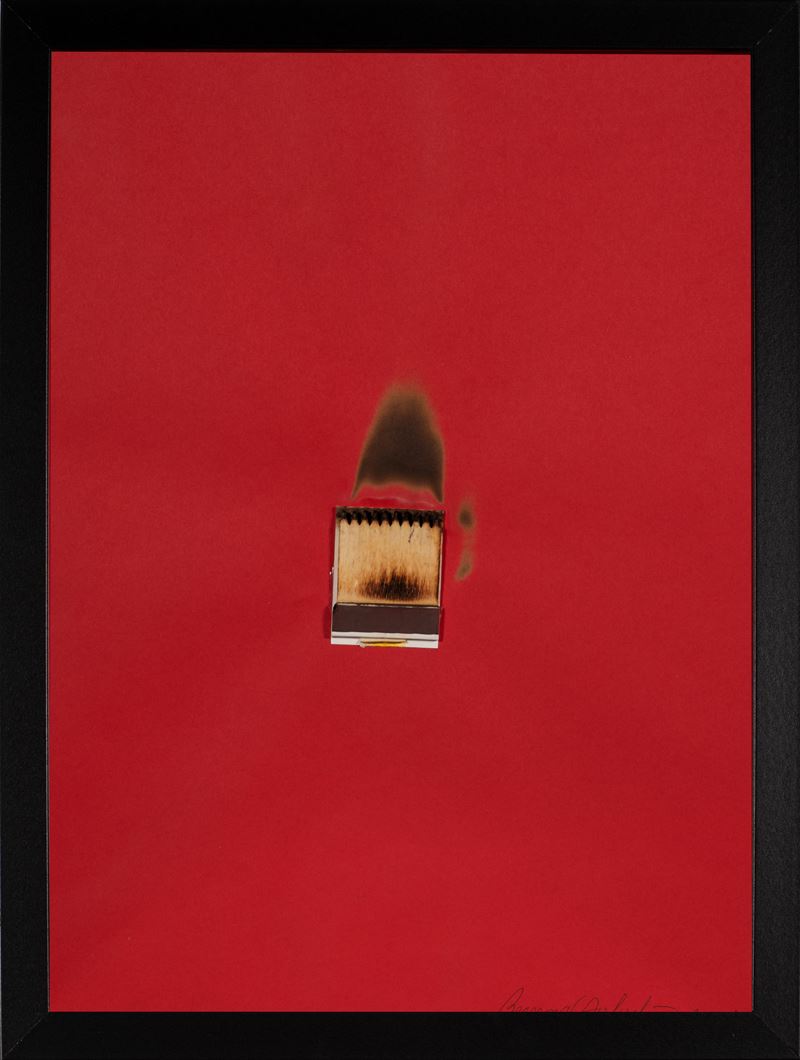 Bernard Aubertin : Dessin de feu papel rouge  (2009)  - Fiammiferi bruciati su carta rossa - Asta 7005 Auction - Modern and Contemporary Art - ArteIN - Investire con arte